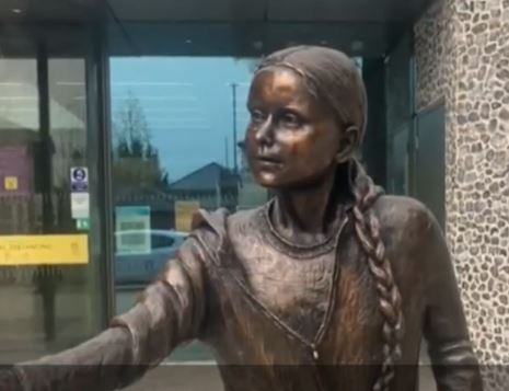 英国高校花21万铸环保少女铜像被批