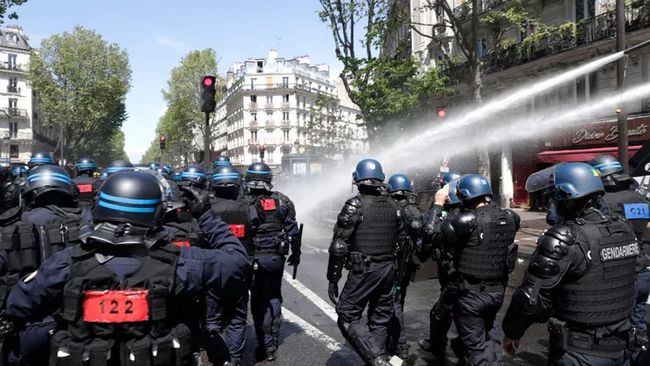 法国政府动用4200名警力驱散声援巴勒斯坦的示威游行