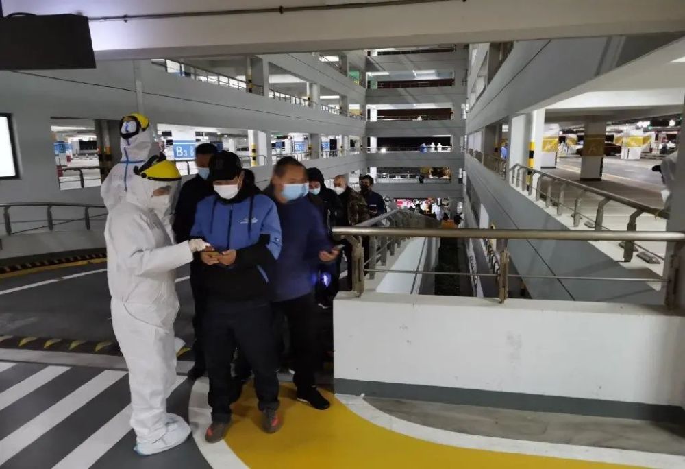 上海浦东机场连夜展开大规模核酸检测