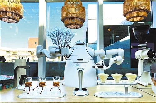 交互能力不断升级 商场服务机器人带来购物新体验