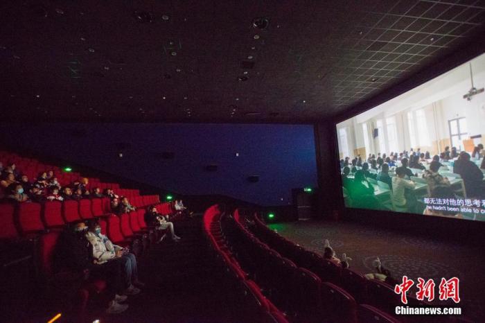 1月1日，山西太原，民众在影院观看电影。
记者 张云 摄