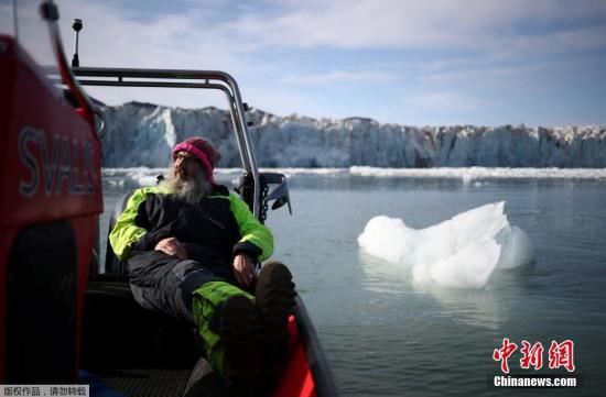 资料图：气候变暖下的地球最北小镇。当地时间2019年8月5日，挪威斯瓦尔巴特群岛，挪威极地研究所的国际主任Kim Holmen在冰川旁喝茶休息。Kim Holmen已在斯瓦尔巴特群岛生活了30年。他描述他所看到的变化是“深刻、巨大和迅速的”。“我们正在失去我们所知道的斯瓦尔巴特群岛。由于气候变化，我们正在失去我们所知道的北极，”他说。“这是对所有将在全球蔓延的困难和问题的预警。”