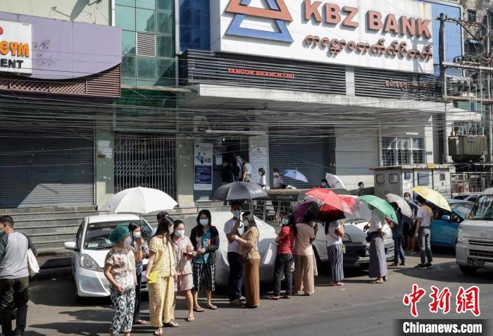 图为缅甸民众在ATM机排队提款 莫林 摄