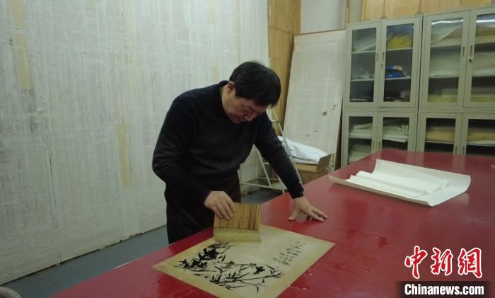 今年61岁的吴福明是一名古画装裱修复师，已在江西省南昌市八大山人纪念馆内修了近40年的古画。　李韵涵 摄