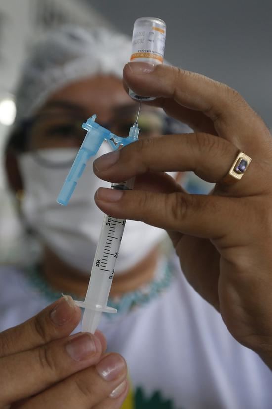 A medical worker prepares a dose of China's COVID-19 vaccine in the city of Tabatinga in the state of Amazonas, Brazil, Jan. 19, 2021. (Photo by Lucio Tavora/Xinhua)