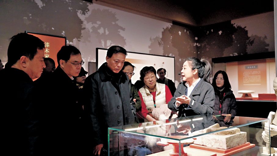 ●參觀臨汾陶寺遺址博物館文物。